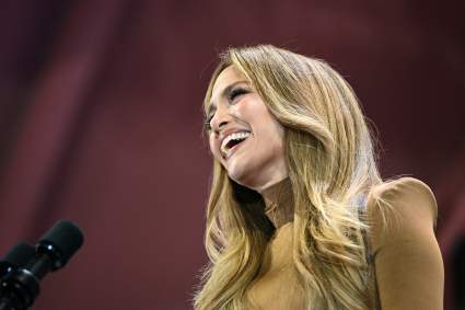 Jennifer López huyó al ser preguntada por Diddy durante firma de autógrafos