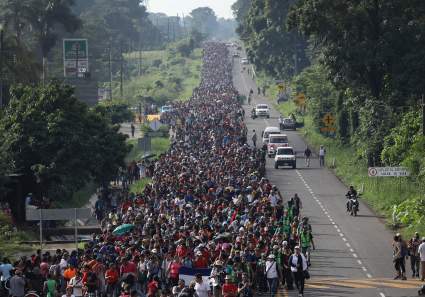 Más de 2,000 migrantes salen de México rumbo a Estados Unidos