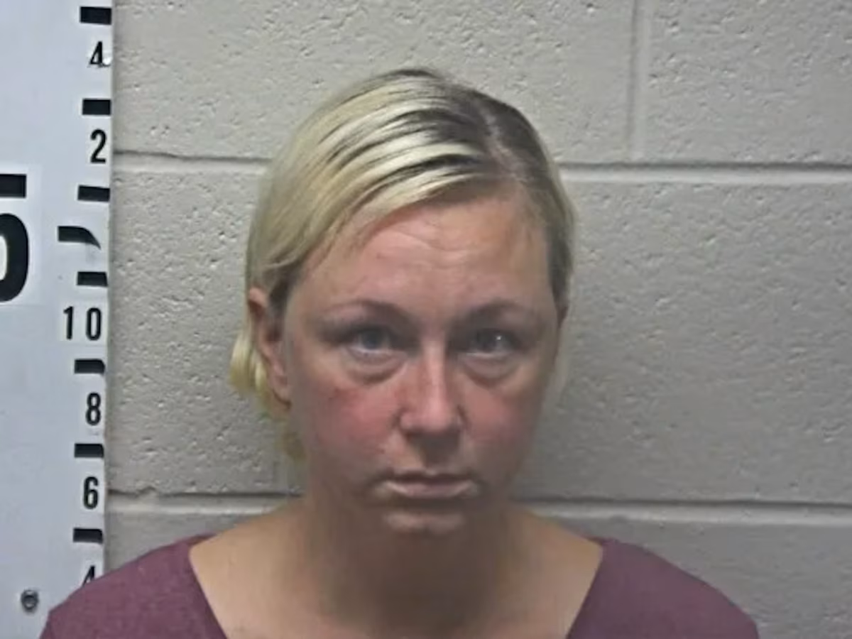 Condenan a maestra que quedó embarazada tras violar a niño