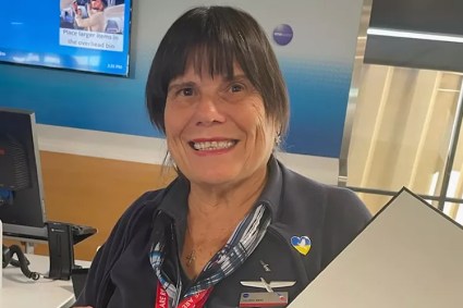 Auxiliar de vuelo fue apuñalada durante escala en Denver