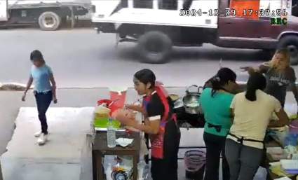 Mujer lanza aceite hirviendo a empleada en México – VIDEO