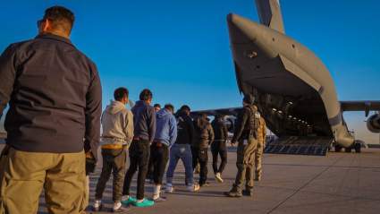 Migrantes describen su experiencia al ser deportados en el avión militar de los EE.UU