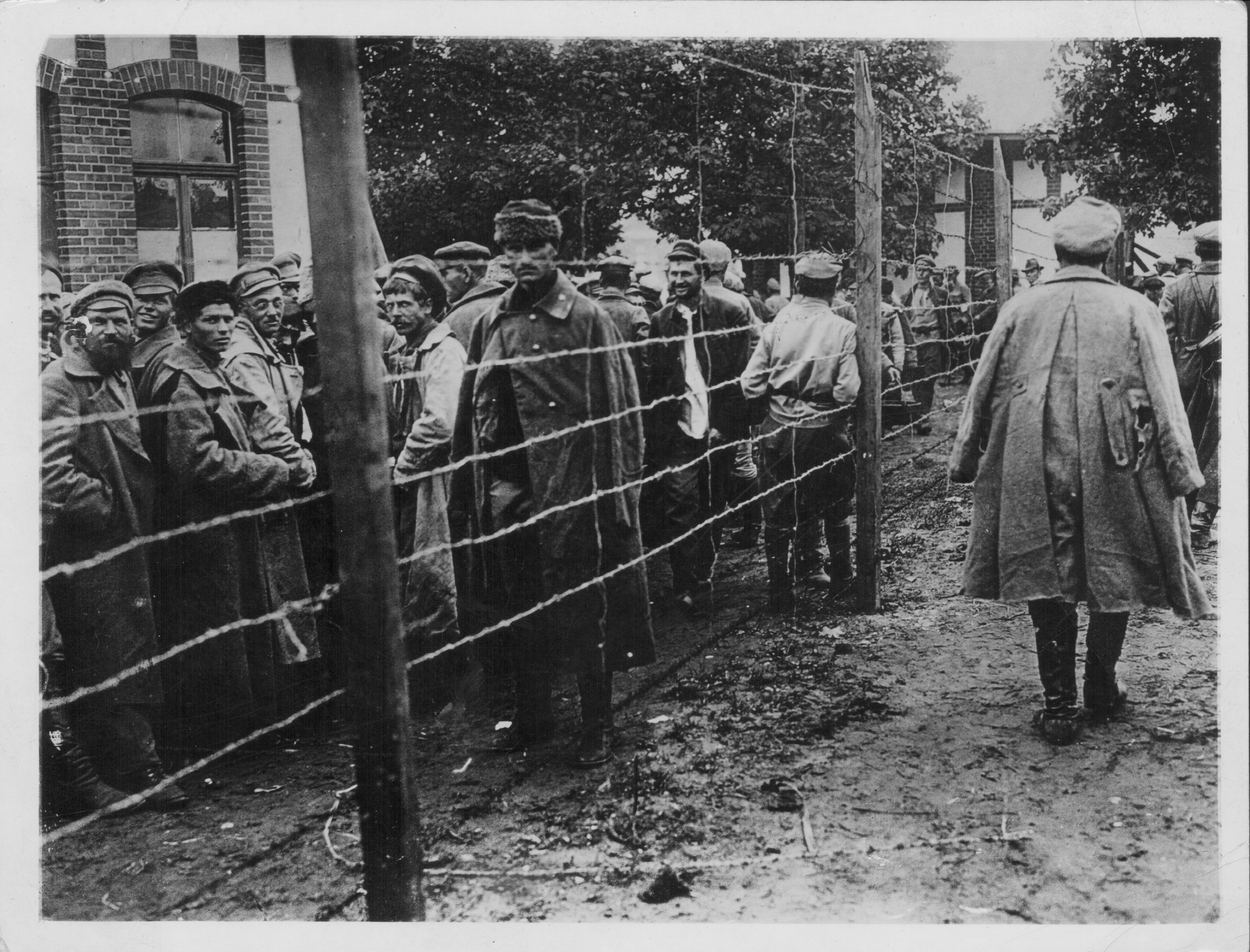 Prisioneros de guerra rusos en un campo de prisioneros en Polonia durante la Primera Guerra Mundial, alrededor de 1914-1918.