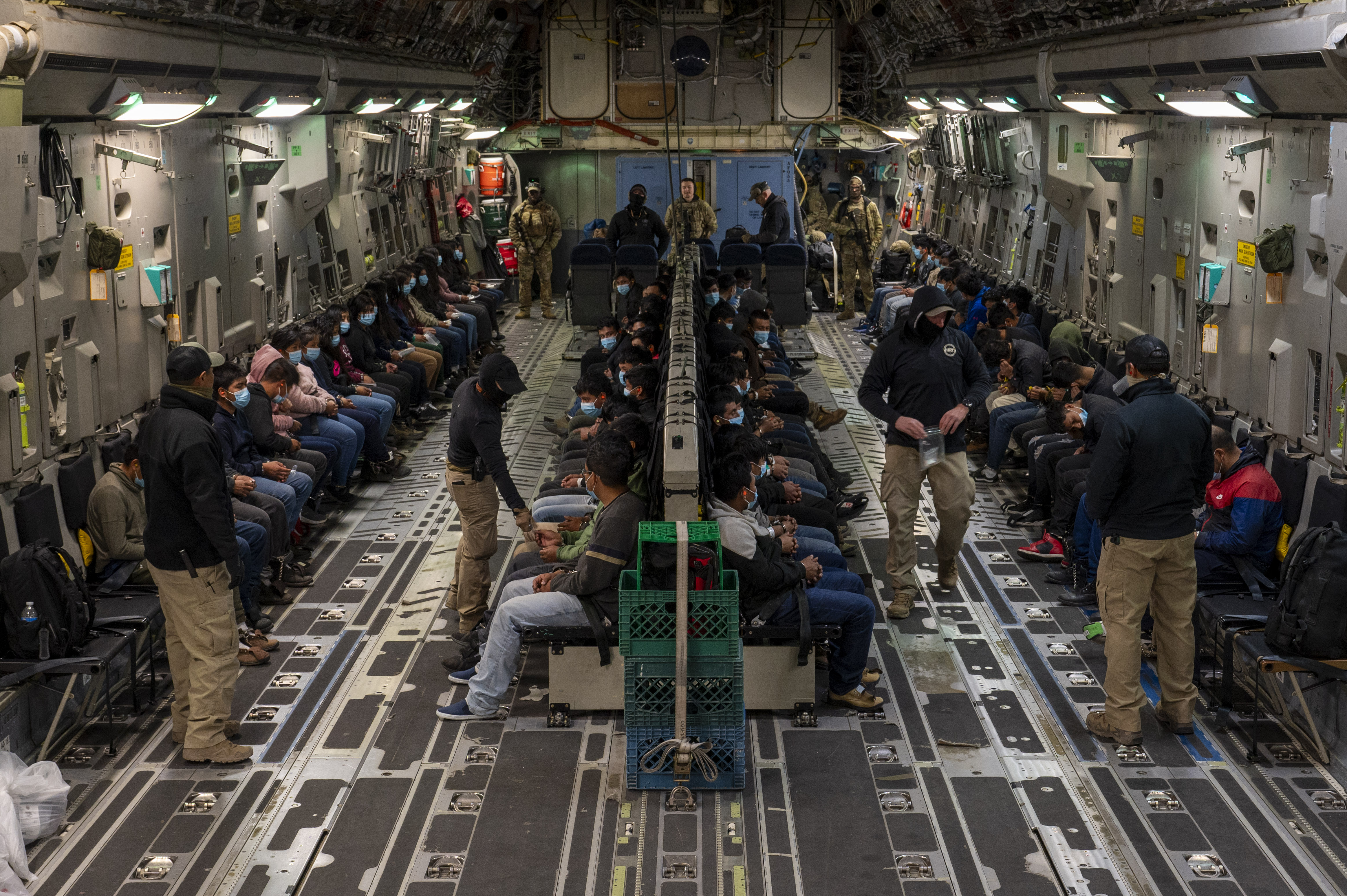 El interior de las aviones militares deportados