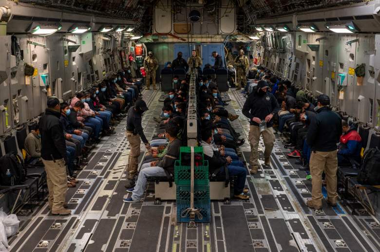 El interior de las aviones militares deportados